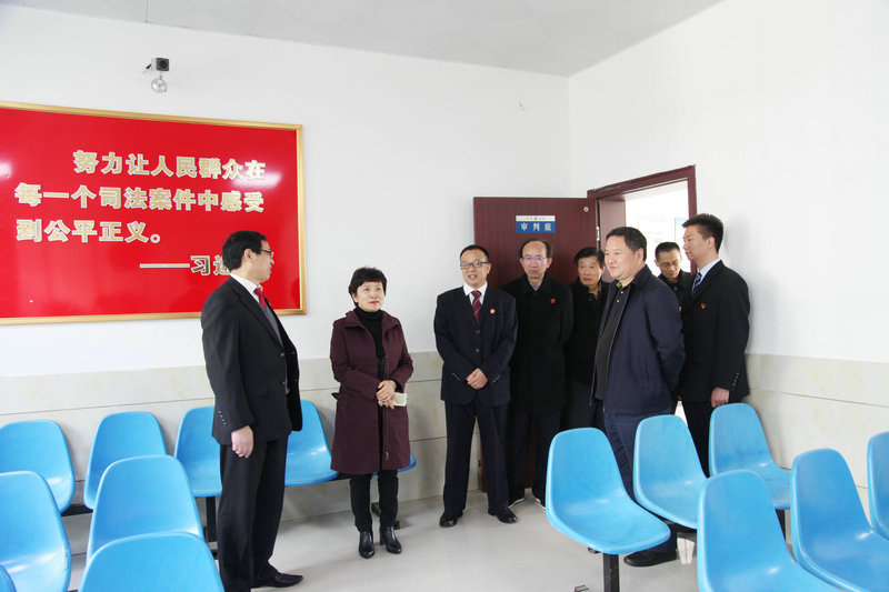 受邀委员了解科技法庭建设情况_1.JPG