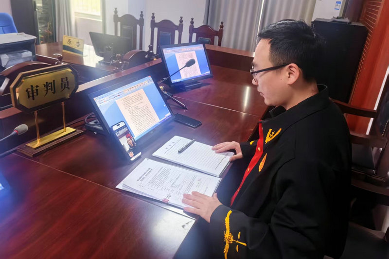 淅河法庭负责人正在连线当事人进行线上庭审_1.jpg